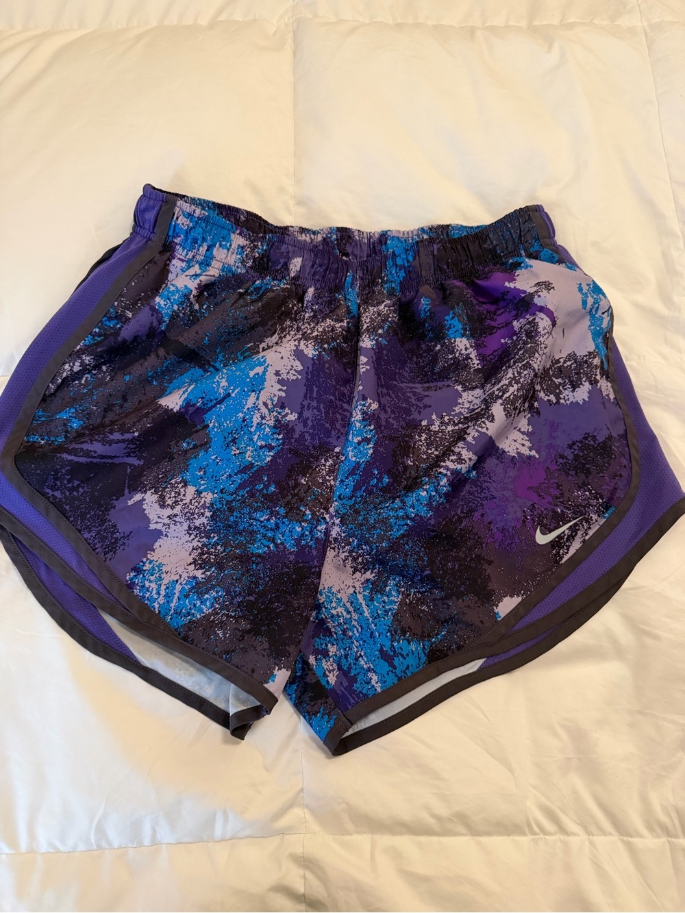 Women’s Nike Shorts and Sweatshirt Bundle Size Medium - Picture 4 of 12